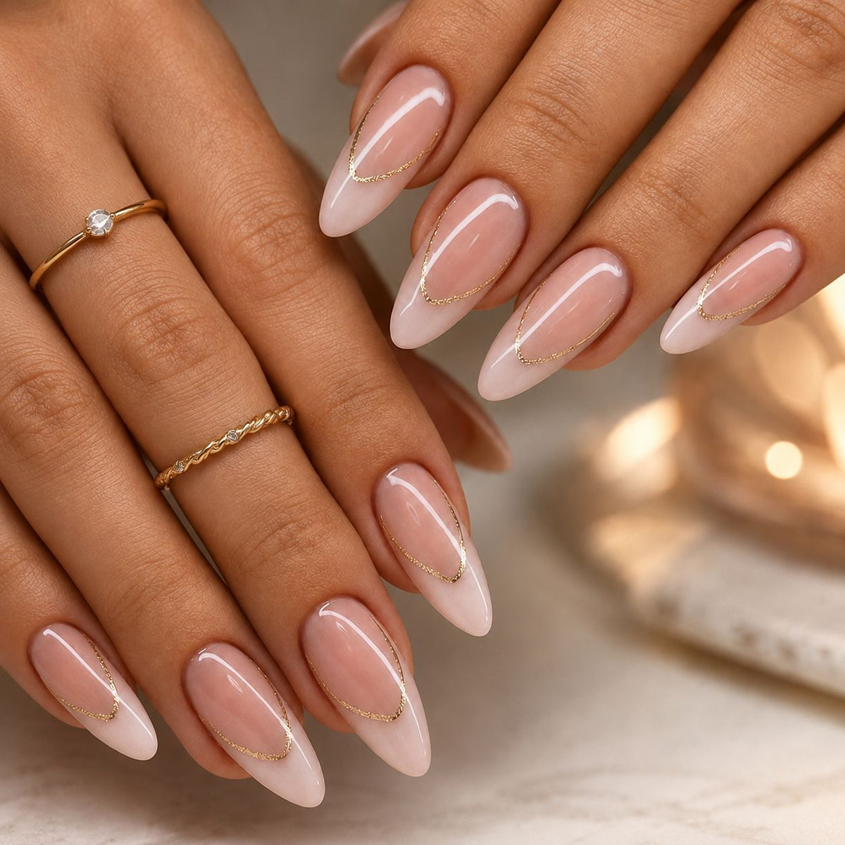 Dames Kunstnagels Met Gouden Accenten Stijlvol Ontwerp 5