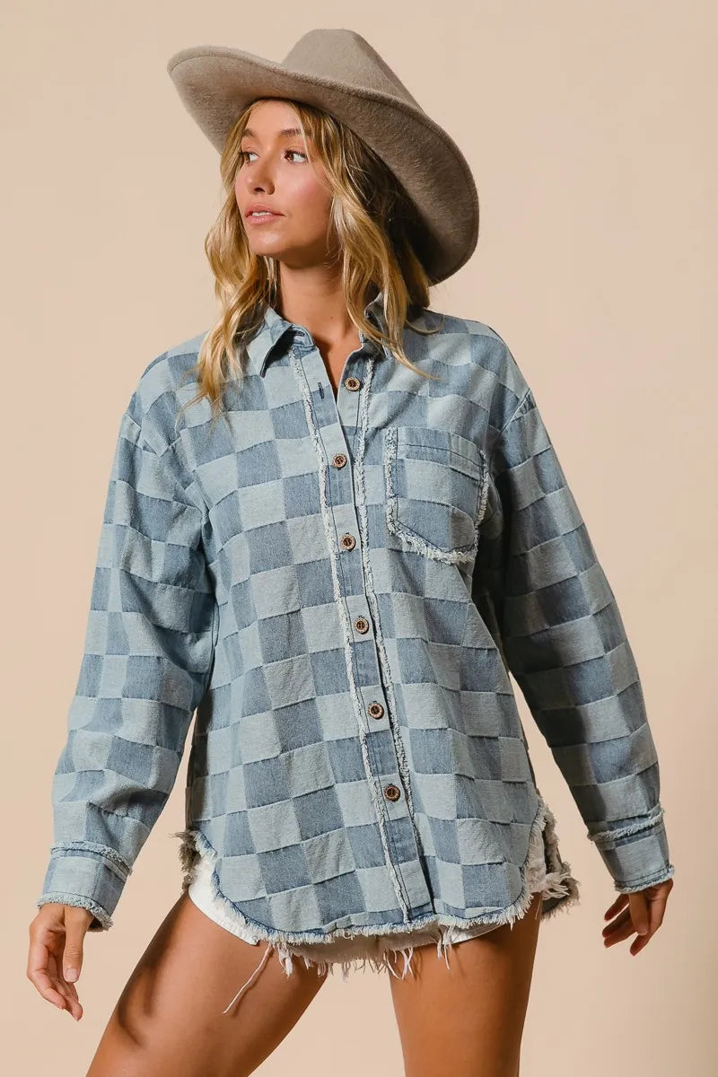 Dames Oversized Denim Blouse met Gerafelde Randen en Ruitpatroon 1