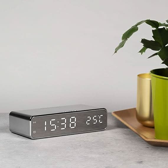 Digitale Wekker Met Draadloze Oplader Minimalistisch Design 1