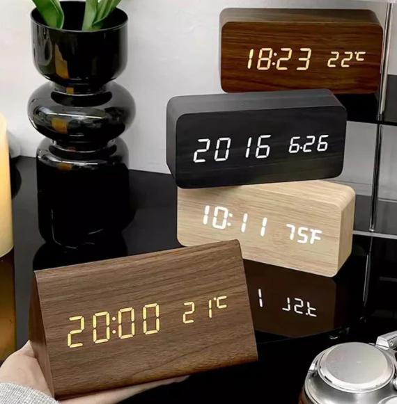 Houten Wandklok met LED Display en Minimalistisch Ontwerp 2