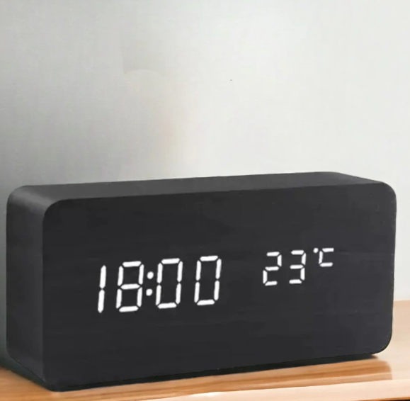 Houten Wandklok met LED Display en Minimalistisch Ontwerp 3