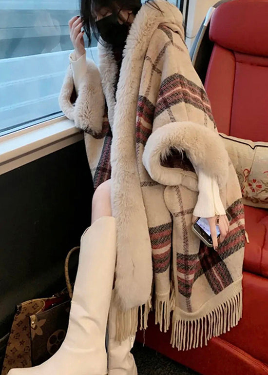 Lange Dames Jas met Roze Bontkraag en Capuchon voor de Winter 1
