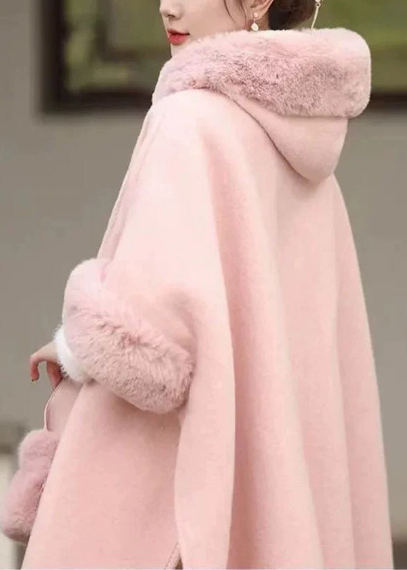 Lange Dames Jas met Roze Bontkraag en Capuchon voor de Winter 4