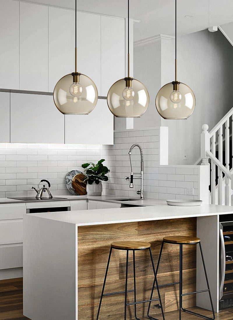 Moderne Hanglamp Eettafel met Glazen Kap en Koperen Voet voor Woonkamer en Eetkamer 1