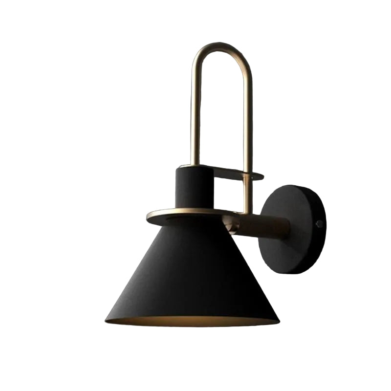 Moderne Wandlamp met Gouden Accenten 0