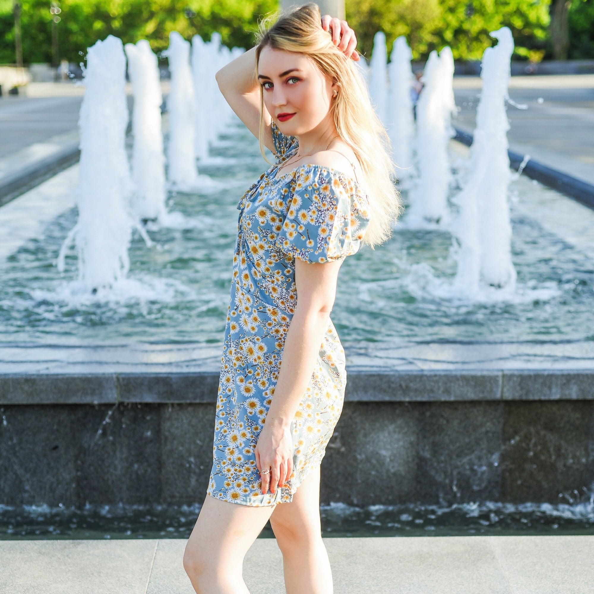 Damesjurk met gebloemde chiffon pofmouwen