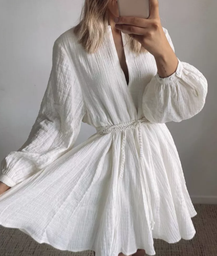 Damesjurk met strikceintuur en korte ballonmouwen