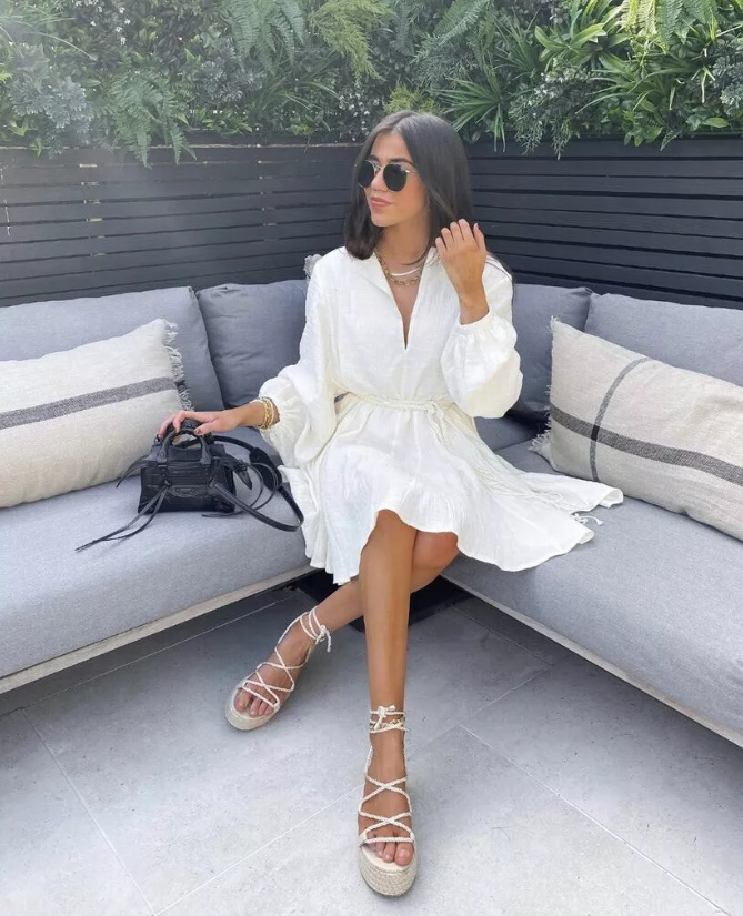 Damesjurk met strikceintuur en korte ballonmouwen