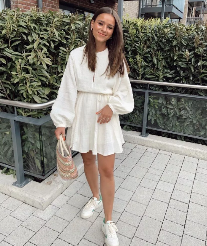 Damesjurk met strikceintuur en korte ballonmouwen