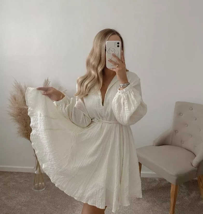 Damesjurk met strikceintuur en korte ballonmouwen