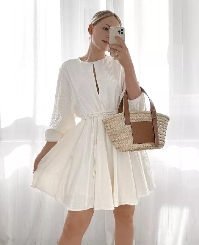 Damesjurk met strikceintuur en korte ballonmouwen