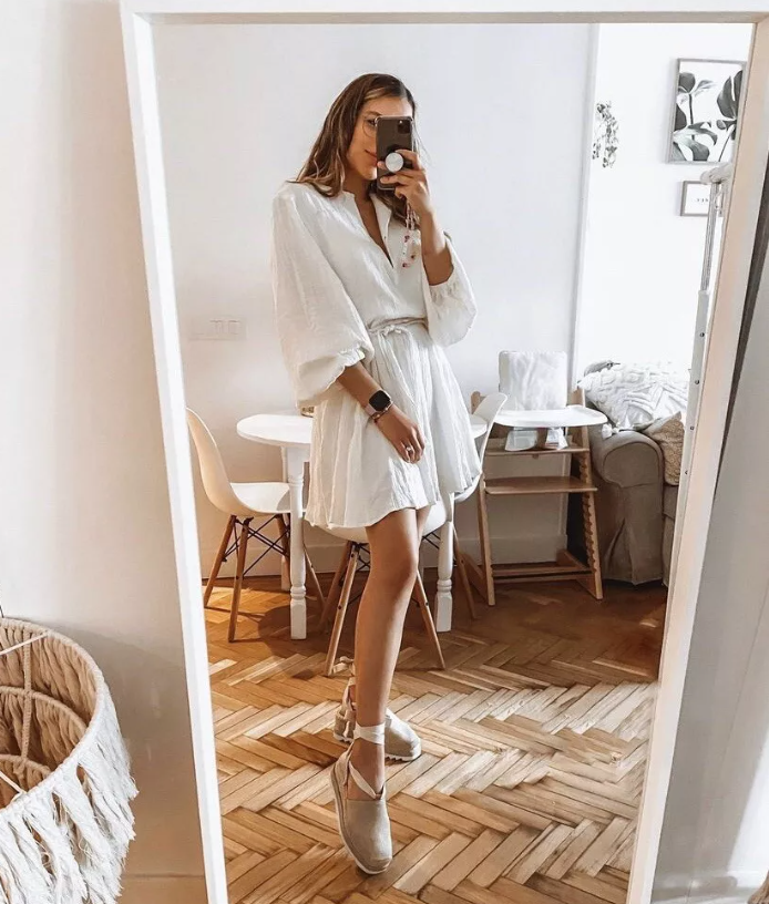 Damesjurk met strikceintuur en korte ballonmouwen