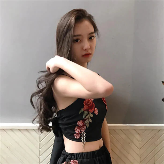 Set met geborduurde crop top en short met bloemen