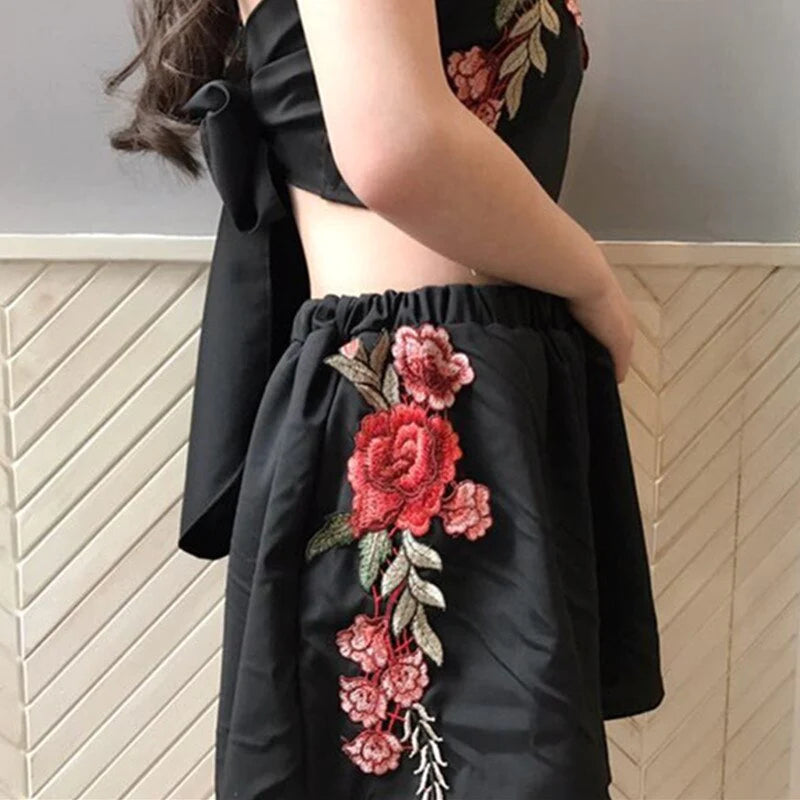 Set met geborduurde crop top en short met bloemen