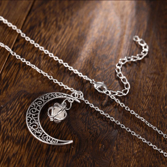 Crescent moon gloeiketting