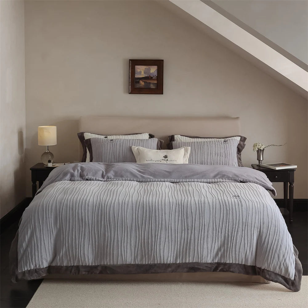 Beddengoedset met geplooide structuur en fluwelen details 0