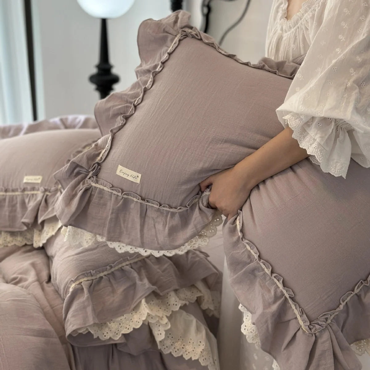Dames Beddengoedset Frans Landelijk Design met Ruches en Borduurwerk 3