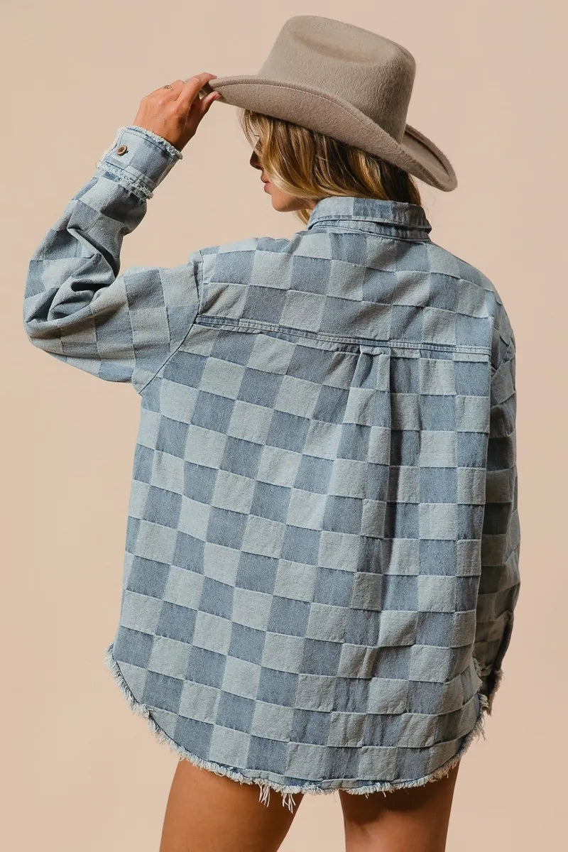 Dames Oversized Denim Blouse met Gerafelde Randen en Ruitpatroon 2