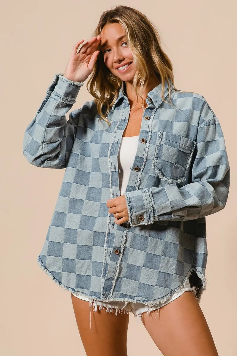 Dames Oversized Denim Blouse met Gerafelde Randen en Ruitpatroon 4
