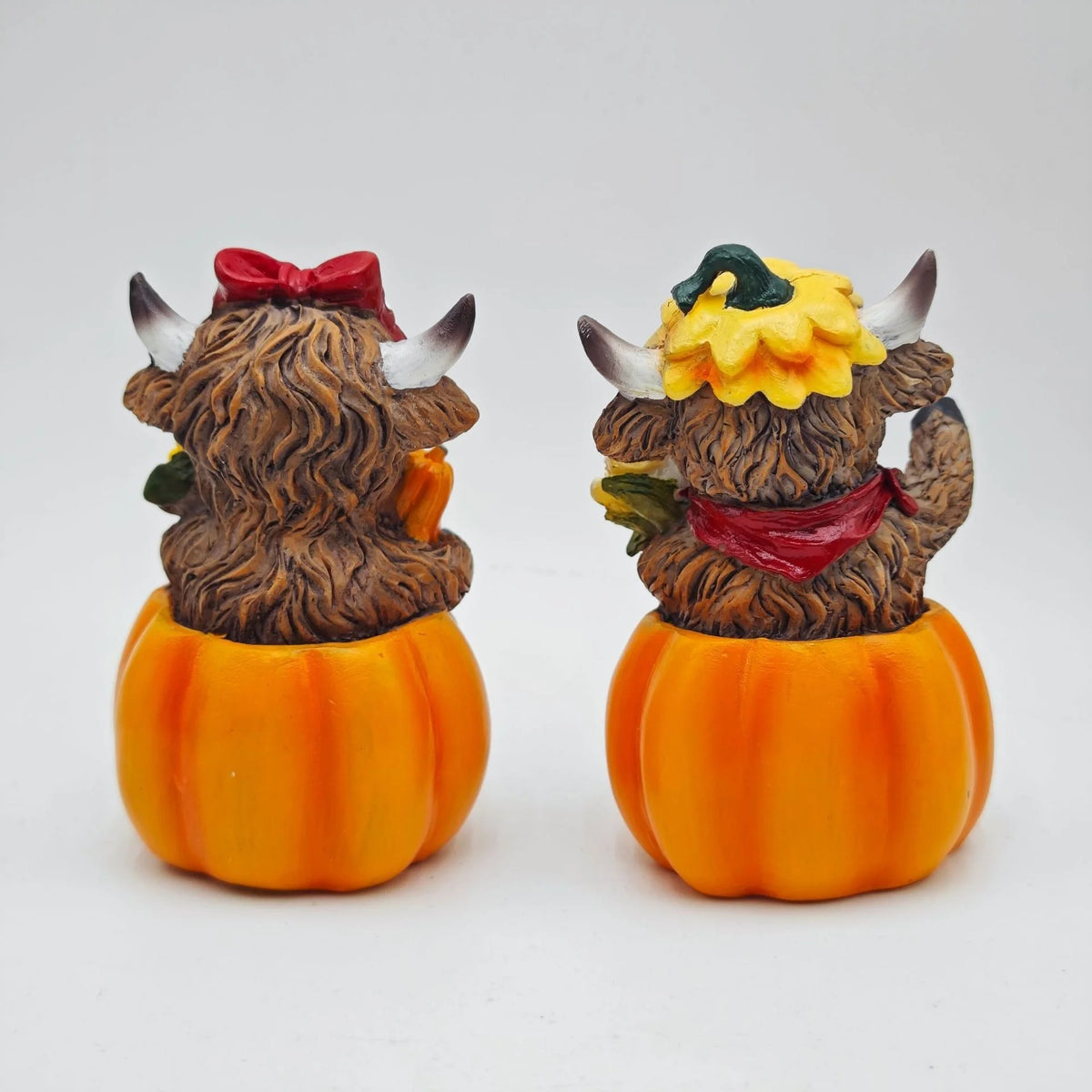 Decoratief Beeldje Schotse Hooglandkoe in Pompoenkostuum Herfststijl 2