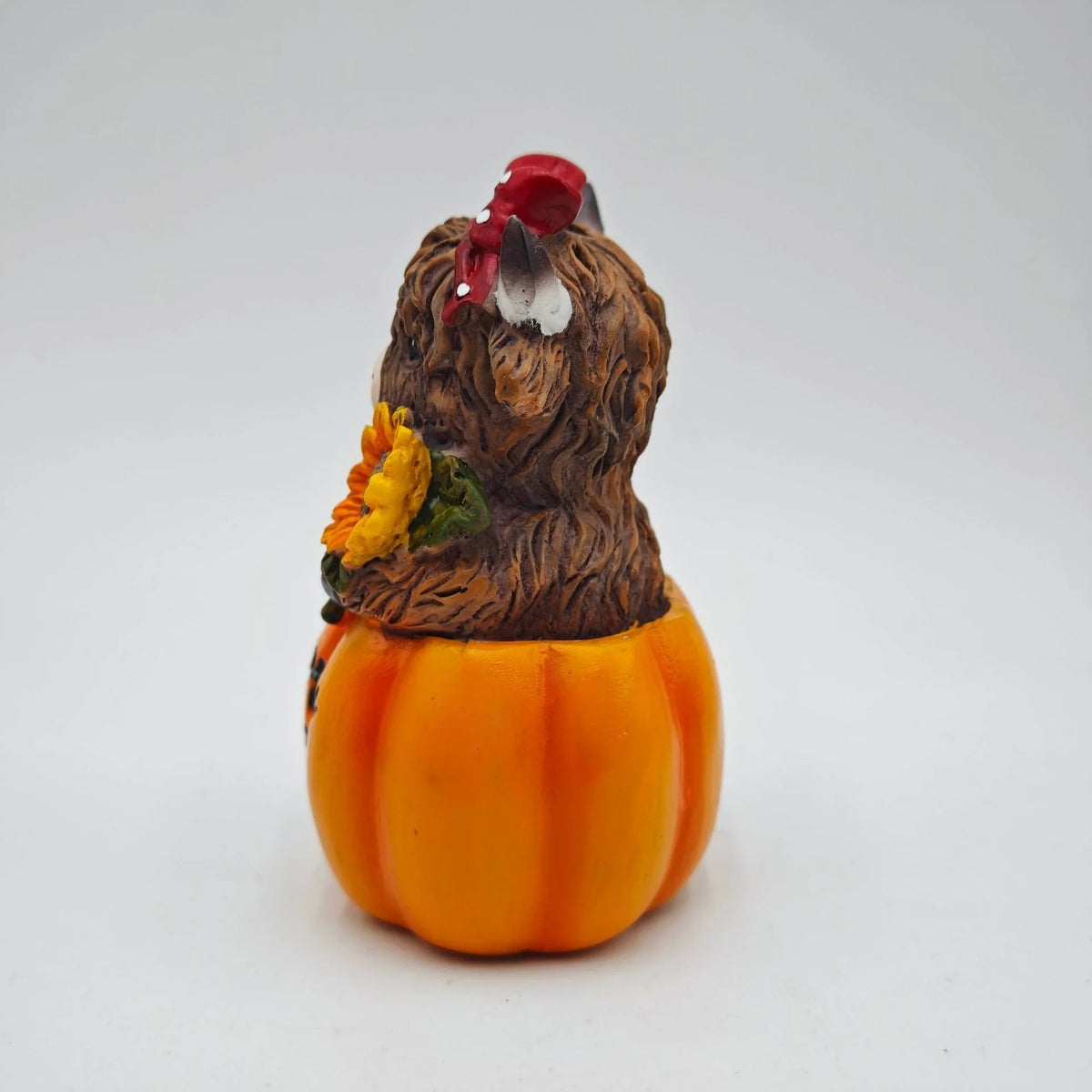 Decoratief Beeldje Schotse Hooglandkoe in Pompoenkostuum Herfststijl 3