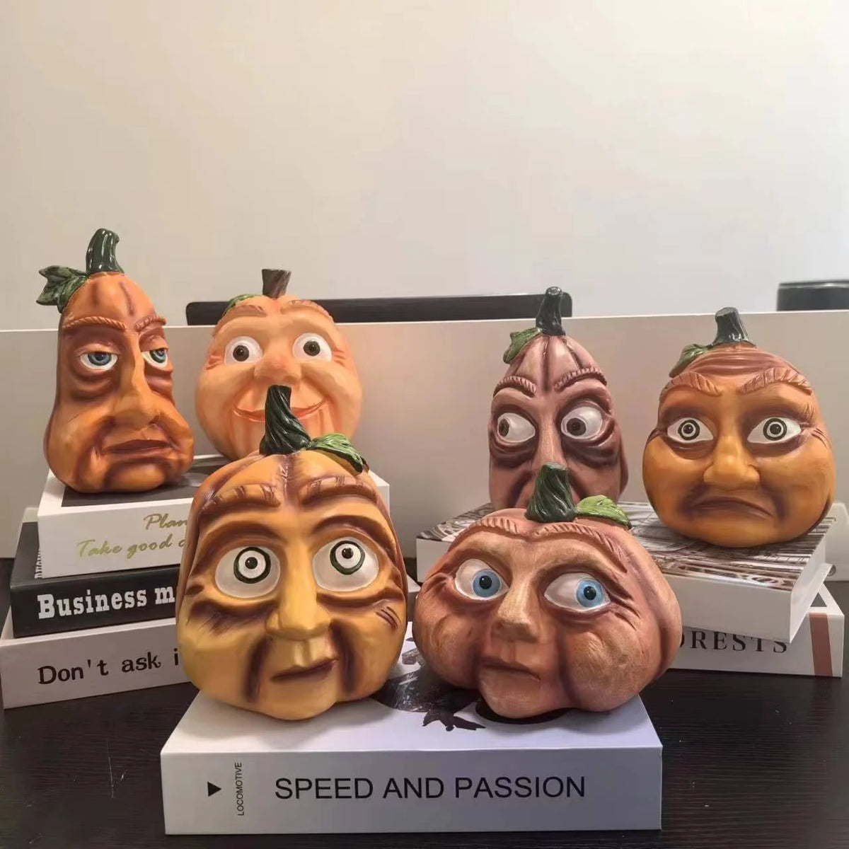 Decoratieve Pompoenfiguur met Humoristisch Ontwerp 1