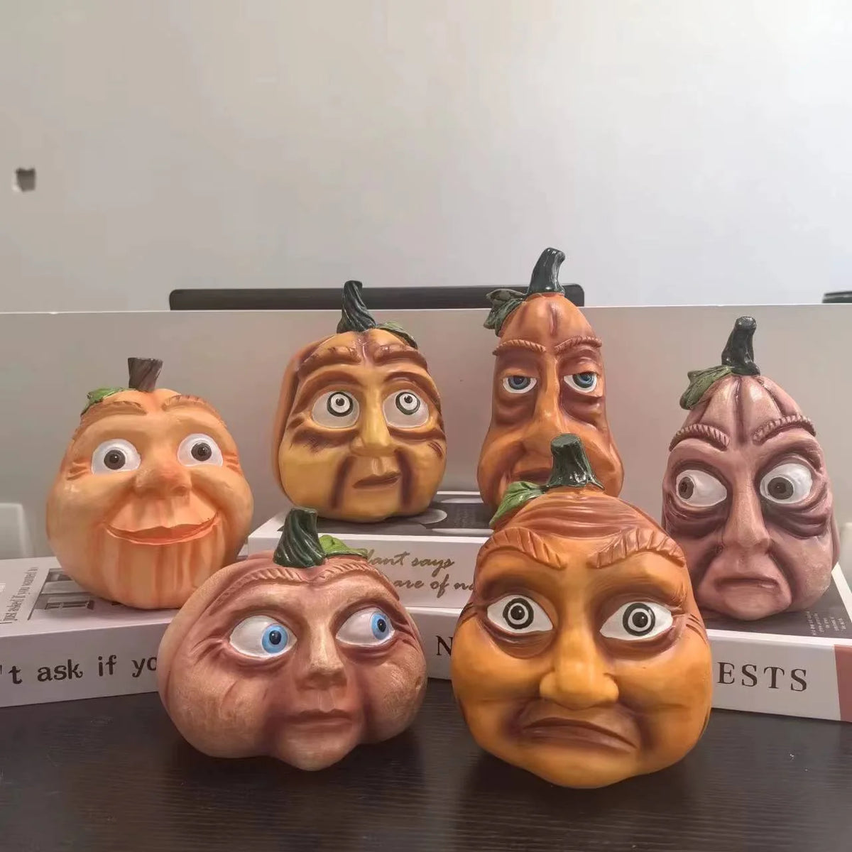 Decoratieve Pompoenfiguur met Humoristisch Ontwerp 2