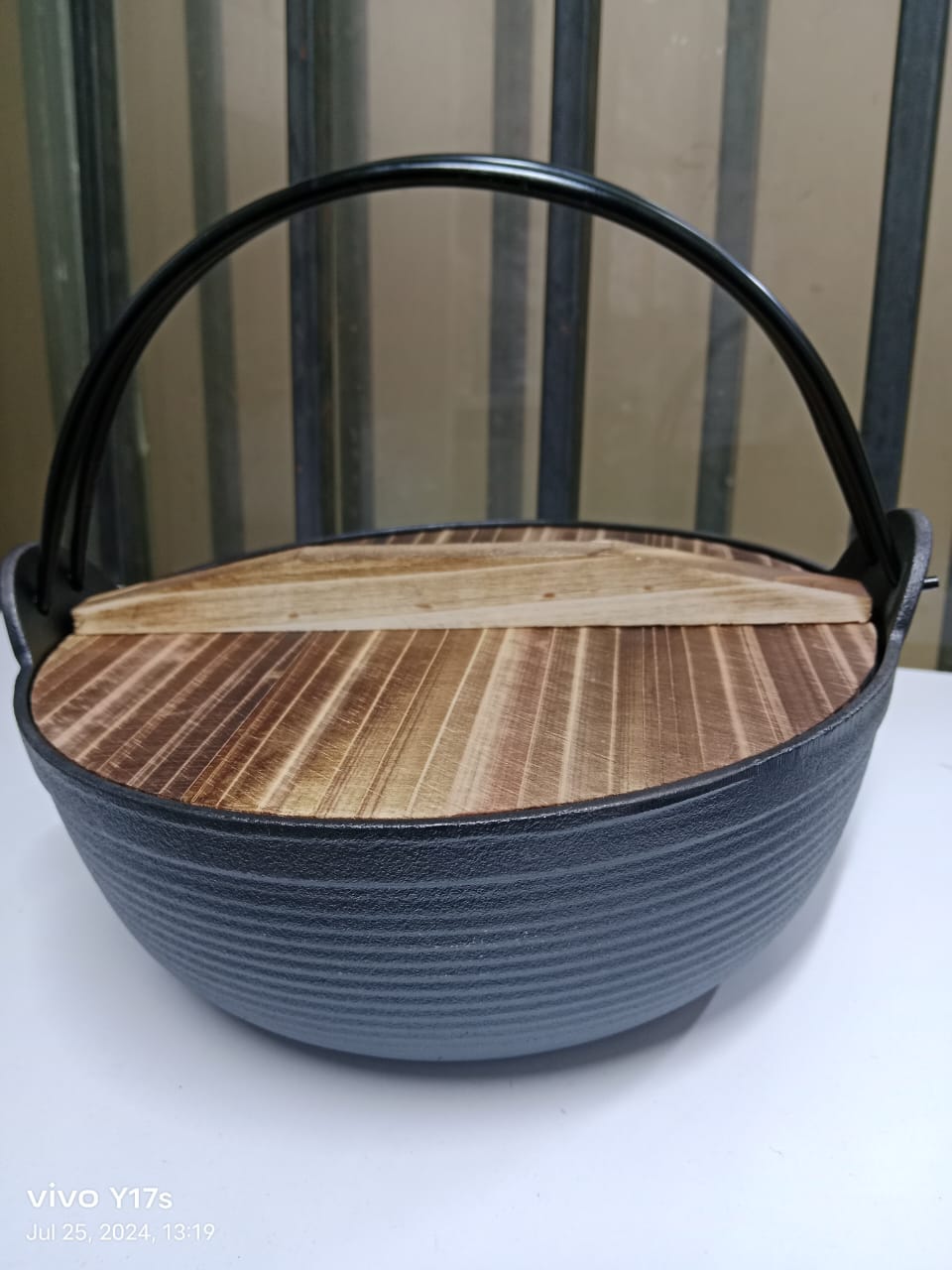 Gietijzeren Wok met Houten Deksel voor Koken 3