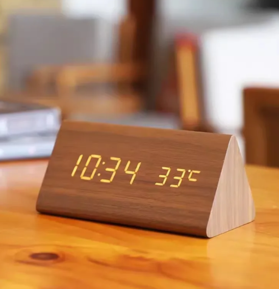 Houten Wandklok met LED Display en Minimalistisch Ontwerp 0