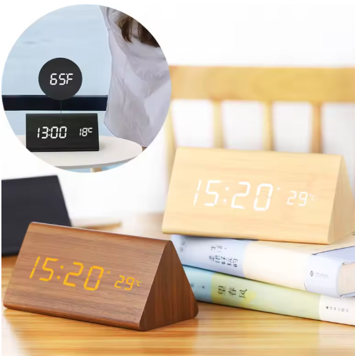 Houten Wandklok met LED Display en Minimalistisch Ontwerp 1