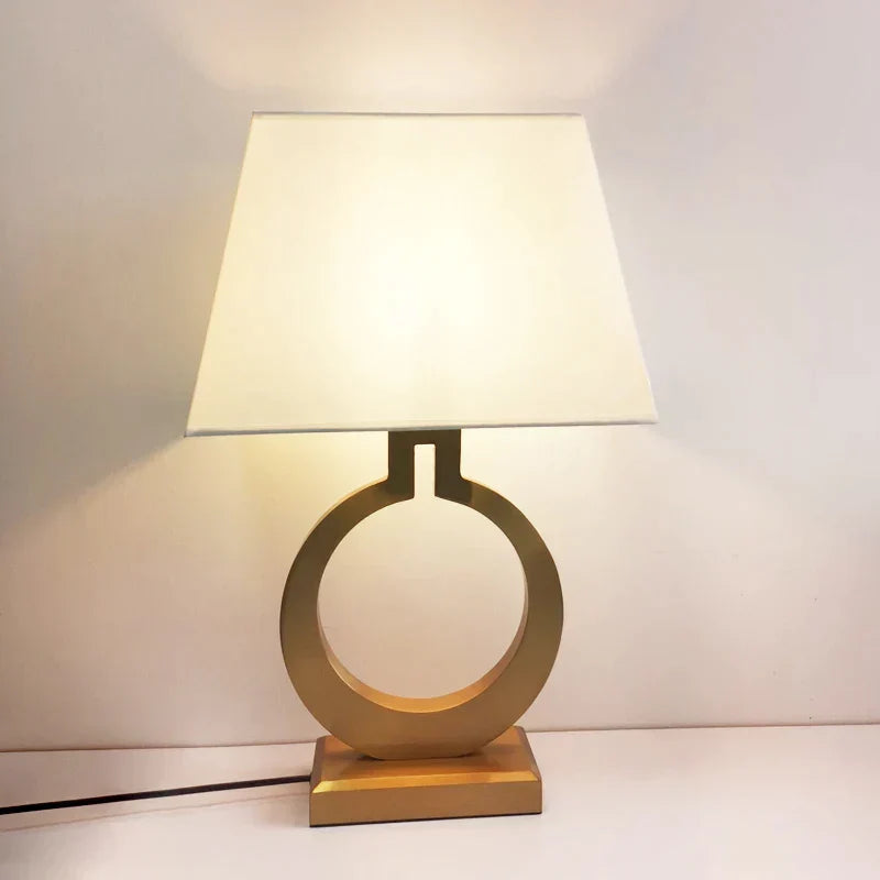 Moderne Tafellamp voor Woonkamer en Slaapkamer met Gouden Accenten 2