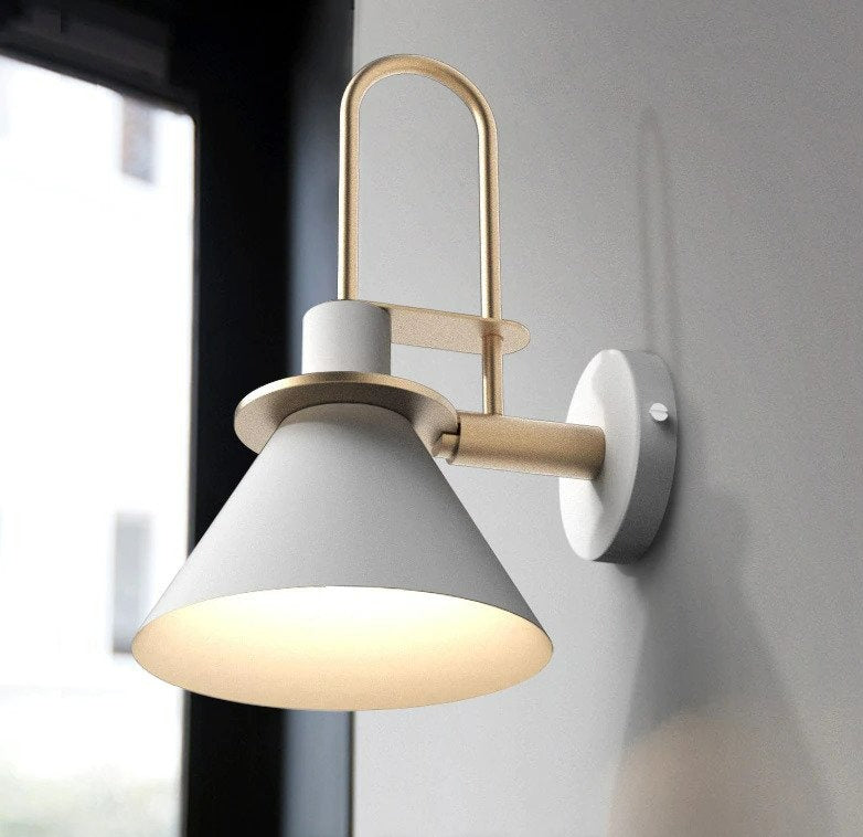 Moderne Wandlamp met Gouden Accenten 9