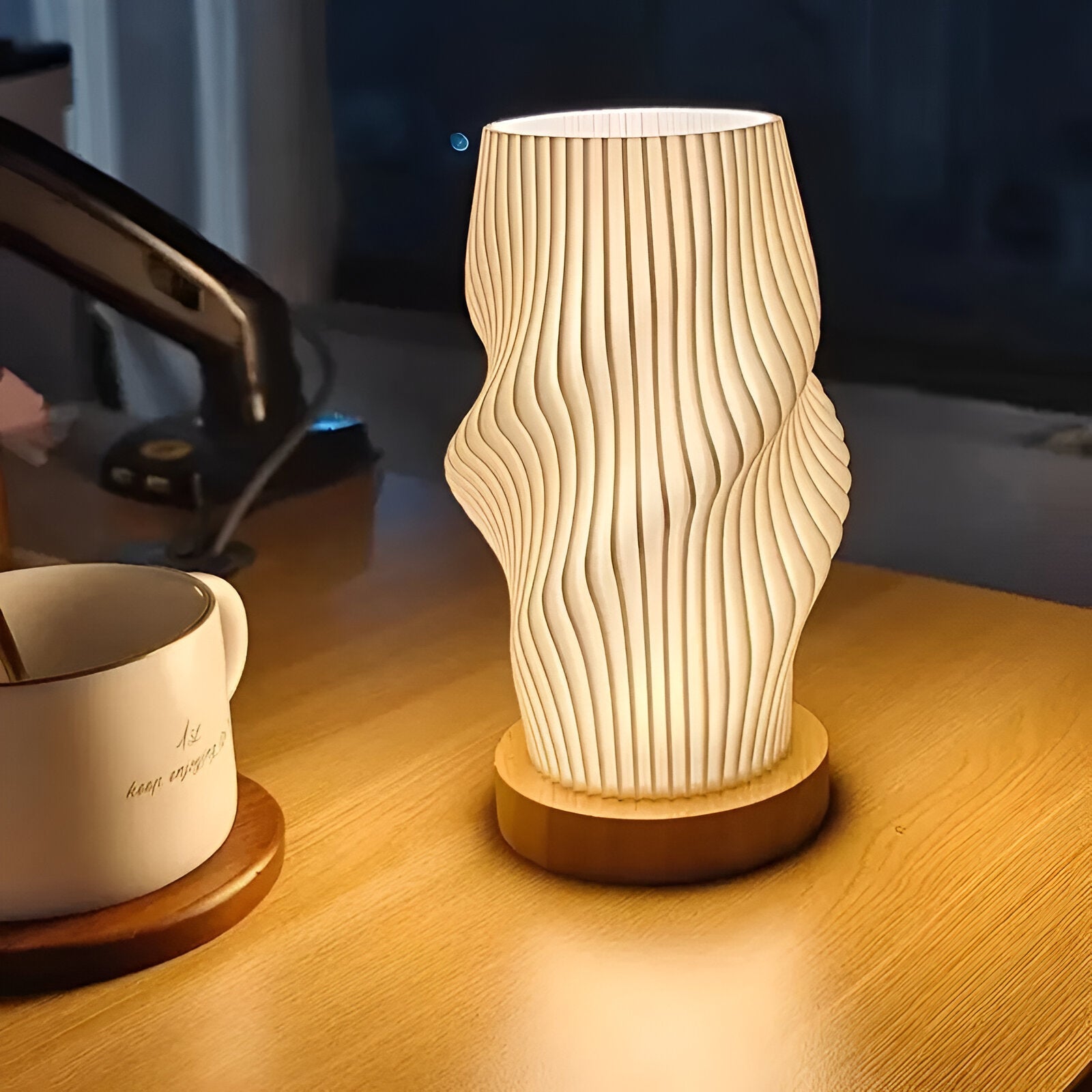 Tafellamp met 3D Golfeffect en Moderne Metaalvoet - Perfect als Nachtkast Lampje 8