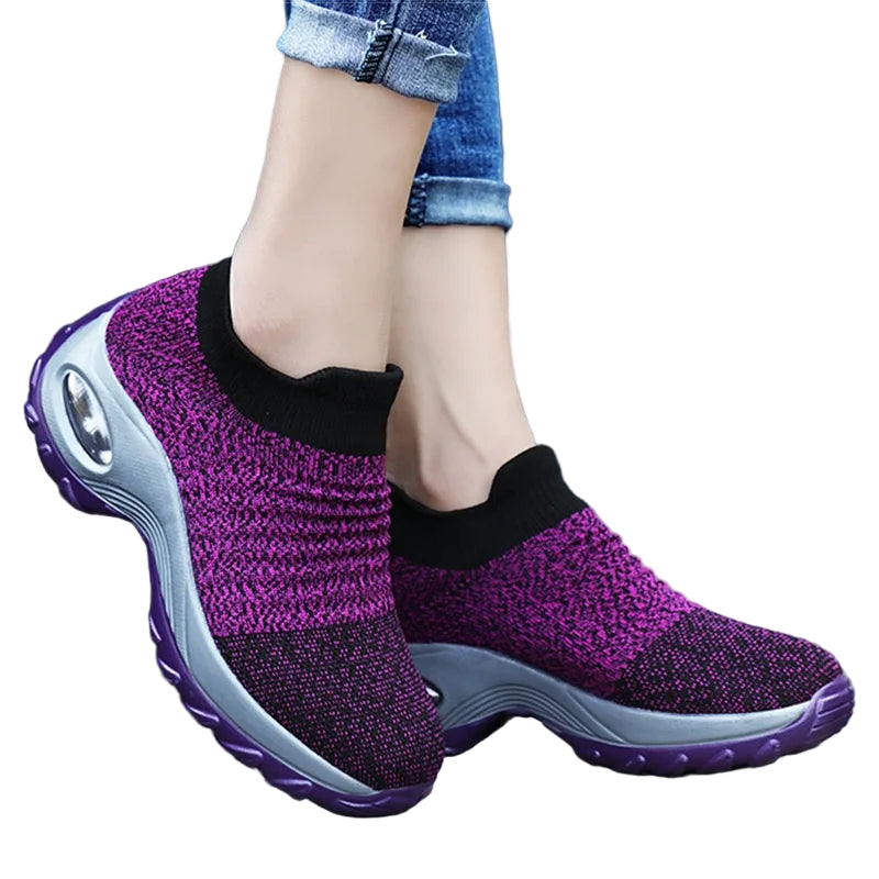 Therapeutische sneakers voor dames met plateauzool in zwart, wit en rood. 1