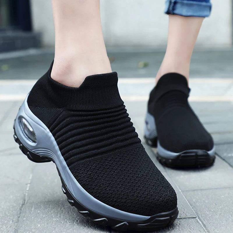 Therapeutische sneakers voor dames met plateauzool in zwart, wit en rood. 6