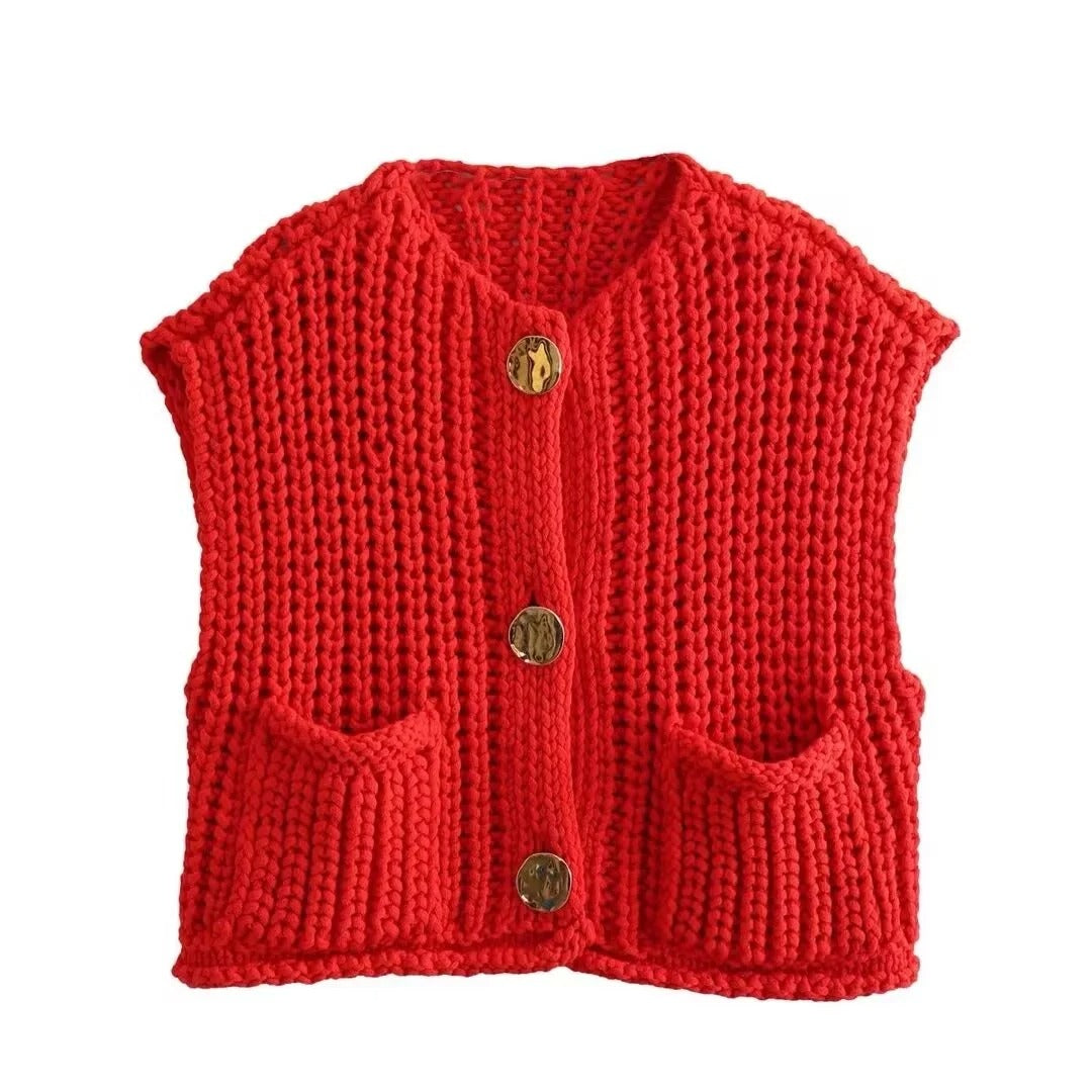 Gebreid damesvest met metalen knopen