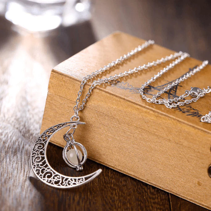 Crescent moon gloeiketting