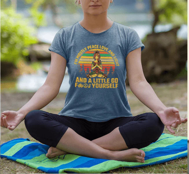 Ik ben meestal Vrede, Liefde en Licht en een beetje Go Yoga T-Shirt